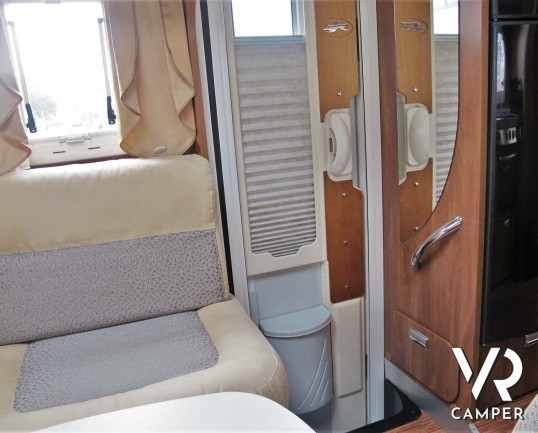 Laika Kreos 5009: camper semintegrale usato con garage, letti gemelli e basculante, 4 posti. Dotato di veranda, antenna satellitare, inverter, portamo