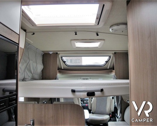 Carado T 448 - camper semintegrale ex-noleggio con letti gemelli posteriori e letto basculante ampio, bagno e doccia separati. In vendita da Italia VR