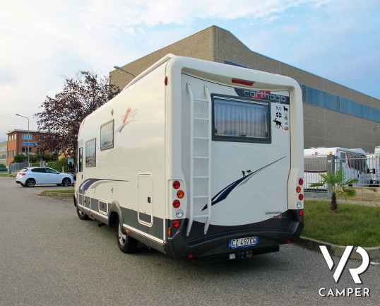 Carthago Chic I 47 - camper motorhome usato 4 posti letto, con letto matrimoniale, dotato di antenna satellitare automatica, tv, veranda, gancio di tr