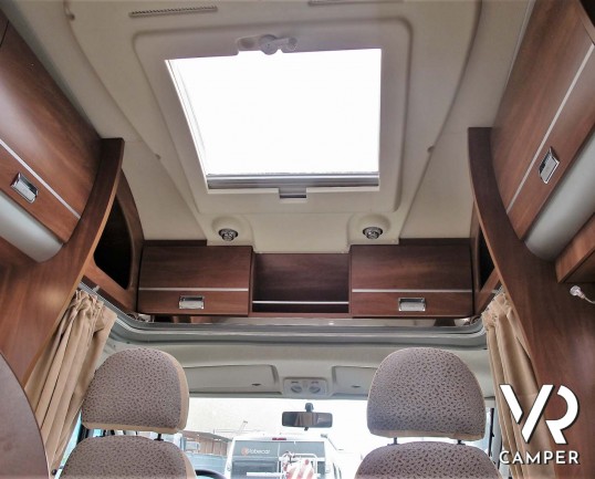 Laika Kreos 5009: camper semintegrale usato con garage, letti gemelli e basculante, 4 posti. Dotato di veranda, antenna satellitare, inverter, portamo