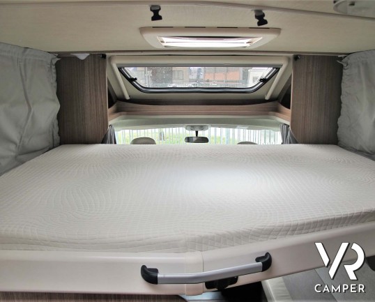 Carado T 448 - camper semintegrale ex-noleggio con letti gemelli posteriori e letto basculante ampio, bagno e doccia separati. In vendita da Italia VR