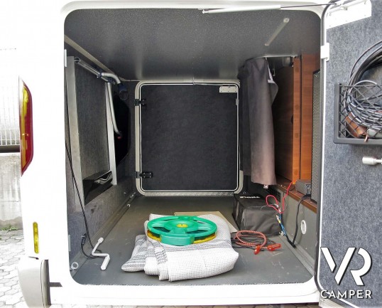 Carthago Chic C-Line I 4.2 DB - camper motorhome nuovo, con letto matrimoniale trasversale e letto basculante elettrico, garage, pacchetto Super. In v