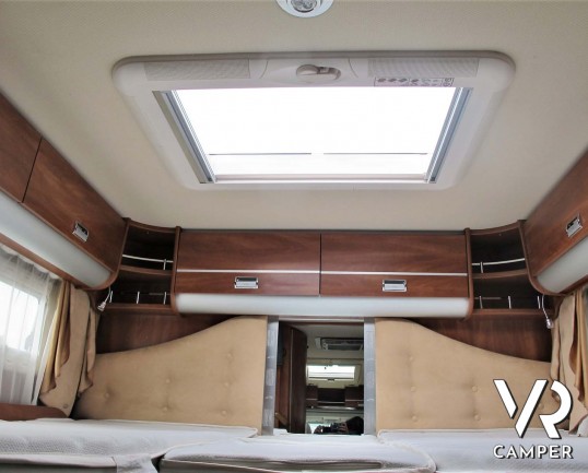 Laika Kreos 5009: camper semintegrale usato con garage, letti gemelli e basculante, 4 posti. Dotato di veranda, antenna satellitare, inverter, portamo