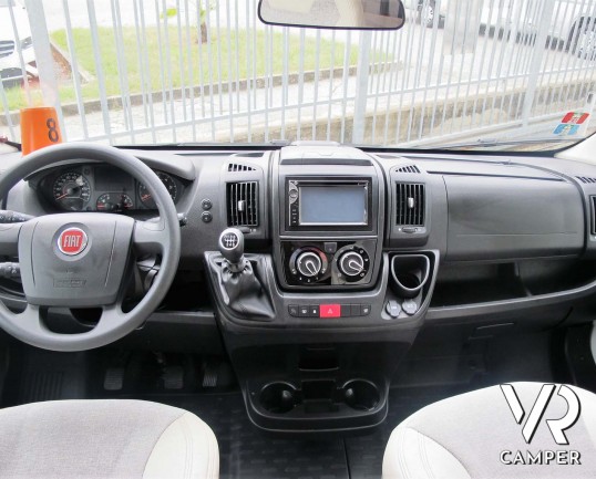 Carado T 448 - camper semintegrale ex-noleggio con letti gemelli posteriori e letto basculante ampio, bagno e doccia separati. In vendita da Italia VR