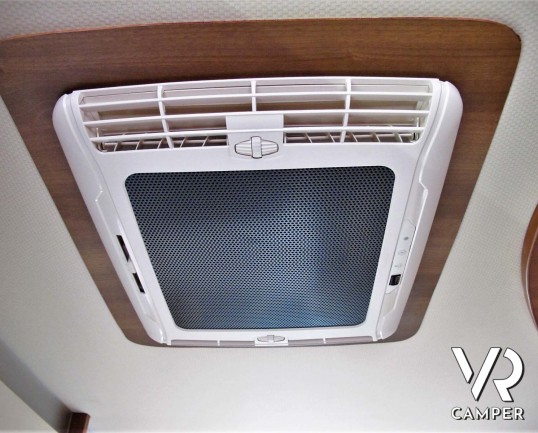 Laika Kreos 5009: camper semintegrale usato con garage, letti gemelli e basculante, 4 posti. Dotato di veranda, antenna satellitare, inverter, portamo