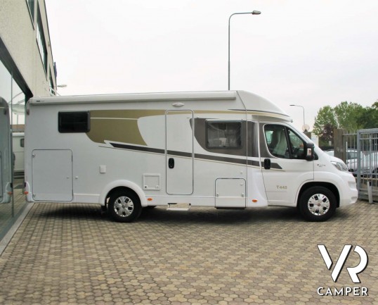 Carado T 448 - camper semintegrale ex-noleggio con letti gemelli posteriori e letto basculante ampio, bagno e doccia separati. In vendita da Italia VR