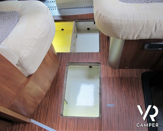 Laika Kreos 5009: camper semintegrale usato con garage, letti gemelli e basculante, 4 posti. Dotato di veranda, antenna satellitare, inverter, portamo