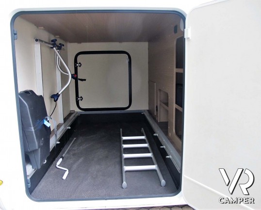 Carado T 448 - camper semintegrale ex-noleggio con letti gemelli posteriori e letto basculante ampio, bagno e doccia separati. In vendita da Italia VR