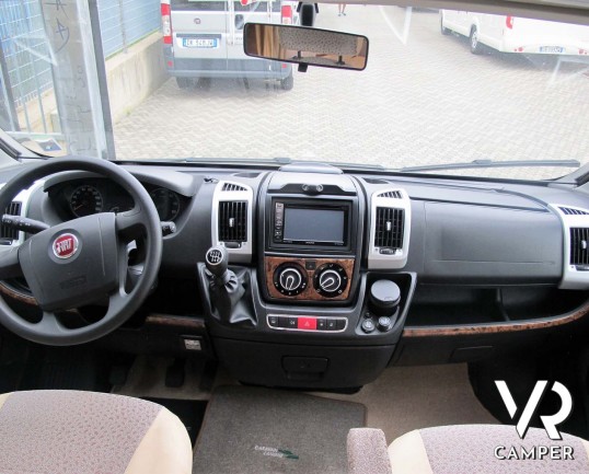 Laika Kreos 5009: camper semintegrale usato con garage, letti gemelli e basculante, 4 posti. Dotato di veranda, antenna satellitare, inverter, portamo