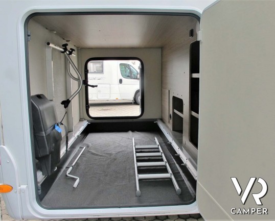 Carado T 448 - camper semintegrale ex-noleggio con letti gemelli posteriori e letto basculante ampio, bagno e doccia separati. In vendita da Italia VR