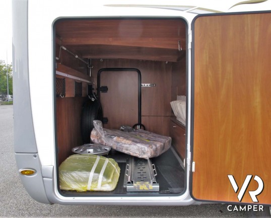 Laika Kreos 5009: camper semintegrale usato con garage, letti gemelli e basculante, 4 posti. Dotato di veranda, antenna satellitare, inverter, portamo