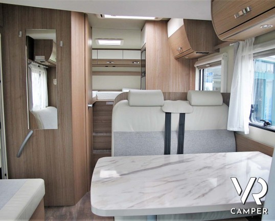 Carado T 448 - camper semintegrale ex-noleggio con letti gemelli posteriori e letto basculante ampio, bagno e doccia separati. In vendita da Italia VR