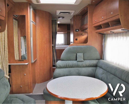 Carthago Chic I 47 - camper motorhome usato 4 posti letto, con letto matrimoniale, dotato di antenna satellitare automatica, tv, veranda, gancio di tr