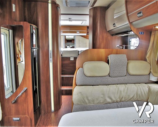 Laika Kreos 5009: camper semintegrale usato con garage, letti gemelli e basculante, 4 posti. Dotato di veranda, antenna satellitare, inverter, portamo