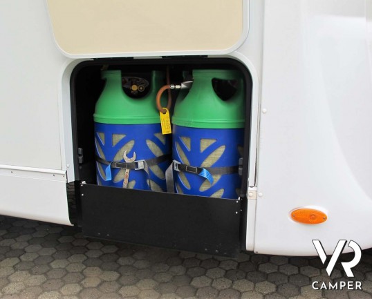 Carado T 448 - camper semintegrale ex-noleggio con letti gemelli posteriori e letto basculante ampio, bagno e doccia separati. In vendita da Italia VR