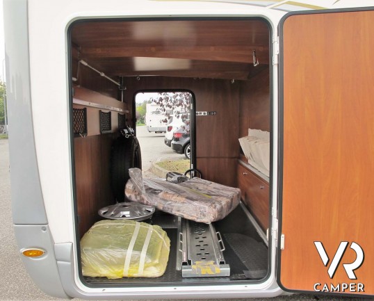 Laika Kreos 5009: camper semintegrale usato con garage, letti gemelli e basculante, 4 posti. Dotato di veranda, antenna satellitare, inverter, portamo