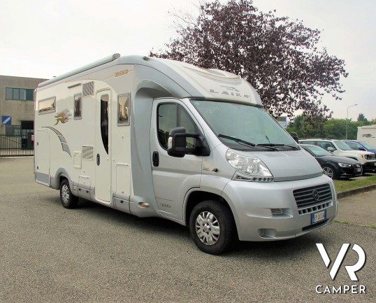 Laika Kreos 5009: camper semintegrale usato con garage, letti gemelli e basculante, 4 posti. Dotato di veranda, antenna satellitare, inverter, portamo