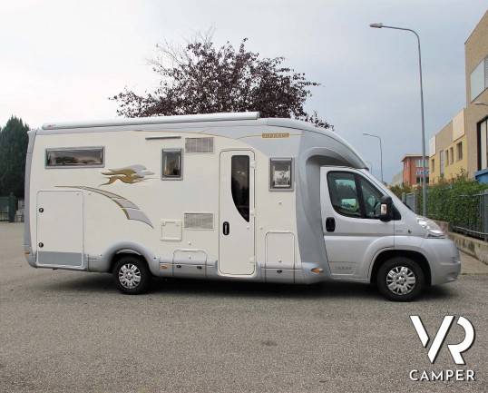 Laika Kreos 5009: camper semintegrale usato con garage, letti gemelli e basculante, 4 posti. Dotato di veranda, antenna satellitare, inverter, portamo