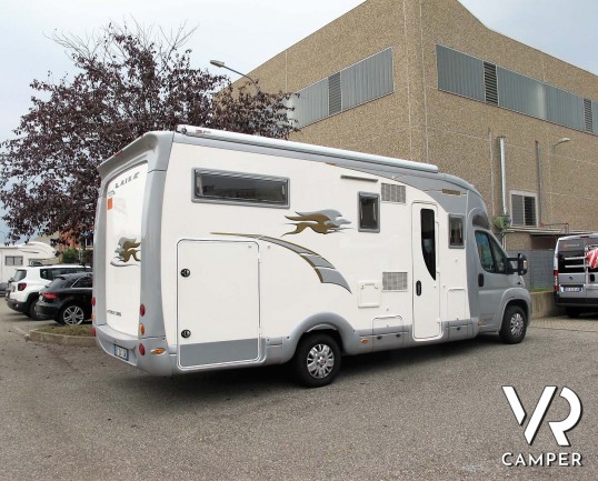 Laika Kreos 5009: camper semintegrale usato con garage, letti gemelli e basculante, 4 posti. Dotato di veranda, antenna satellitare, inverter, portamo