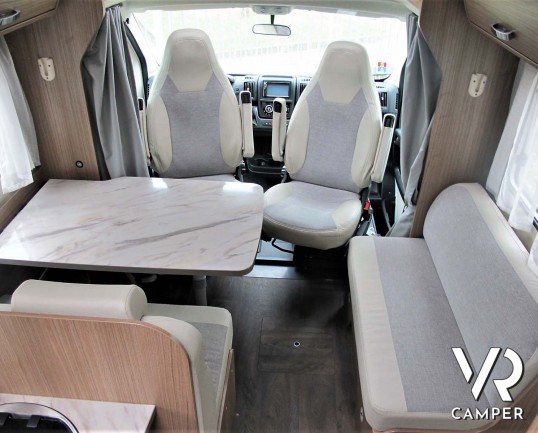 Carado T 448 - camper semintegrale ex-noleggio con letti gemelli posteriori e letto basculante ampio, bagno e doccia separati. In vendita da Italia VR