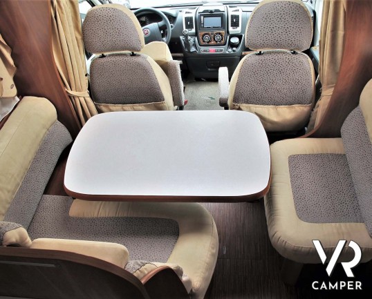 Laika Kreos 5009: camper semintegrale usato con garage, letti gemelli e basculante, 4 posti. Dotato di veranda, antenna satellitare, inverter, portamo