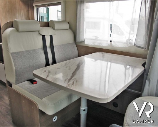 Carado T 448 - camper semintegrale ex-noleggio con letti gemelli posteriori e letto basculante ampio, bagno e doccia separati. In vendita da Italia VR