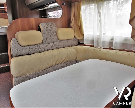 Laika Kreos 5009: camper semintegrale usato con garage, letti gemelli e basculante, 4 posti. Dotato di veranda, antenna satellitare, inverter, portamo