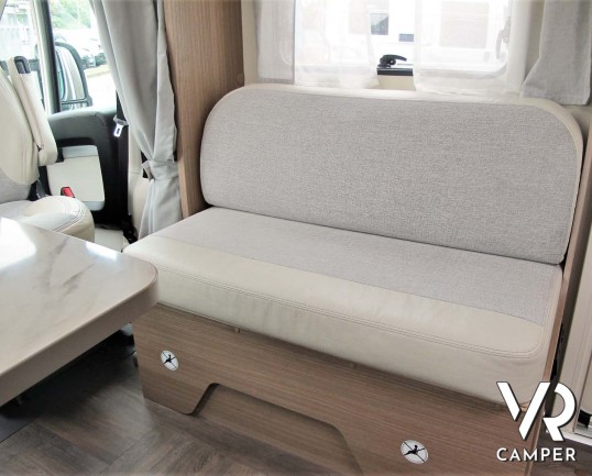Carado T 448 - camper semintegrale ex-noleggio con letti gemelli posteriori e letto basculante ampio, bagno e doccia separati. In vendita da Italia VR