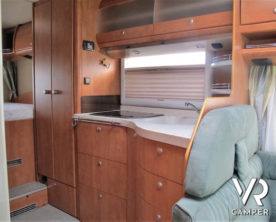 Carthago Chic I 47 - camper motorhome usato 4 posti letto, con letto matrimoniale, dotato di antenna satellitare automatica, tv, veranda, gancio di tr