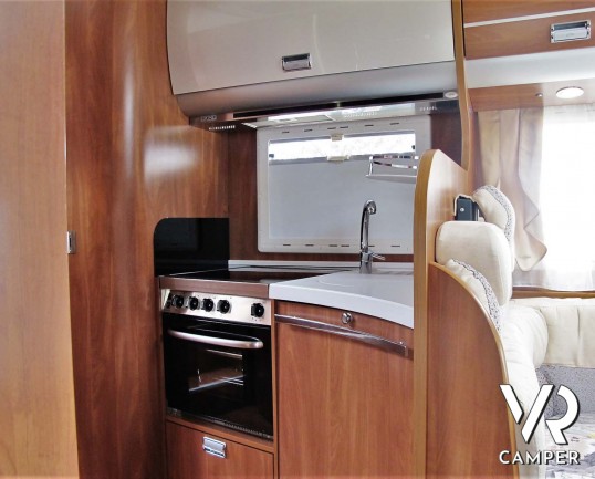 Laika Kreos 5009: camper semintegrale usato con garage, letti gemelli e basculante, 4 posti. Dotato di veranda, antenna satellitare, inverter, portamo