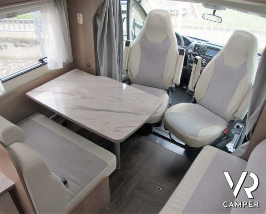 Carado T 448 - camper semintegrale ex-noleggio con letti gemelli posteriori e letto basculante ampio, bagno e doccia separati. In vendita da Italia VR