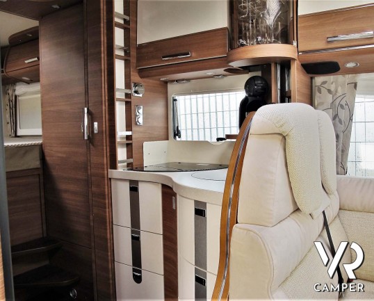 Carthago Chic C-Line I 4.2 DB - camper motorhome nuovo, con letto matrimoniale trasversale e letto basculante elettrico, garage, pacchetto Super. In v
