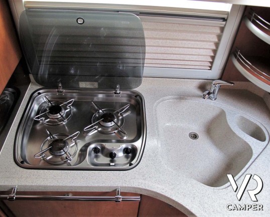 Carthago Chic I 47 - camper motorhome usato 4 posti letto, con letto matrimoniale, dotato di antenna satellitare automatica, tv, veranda, gancio di tr