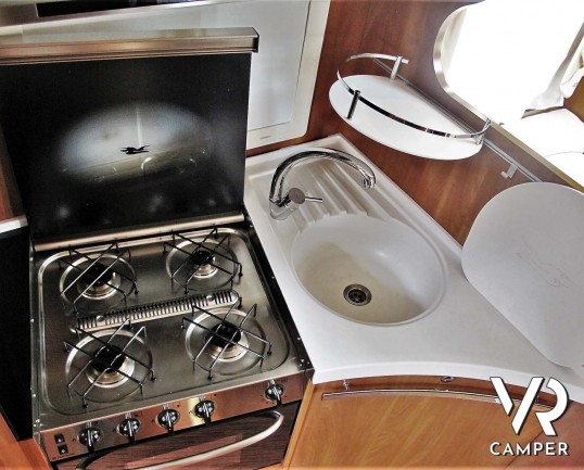 Laika Kreos 5009: camper semintegrale usato con garage, letti gemelli e basculante, 4 posti. Dotato di veranda, antenna satellitare, inverter, portamo