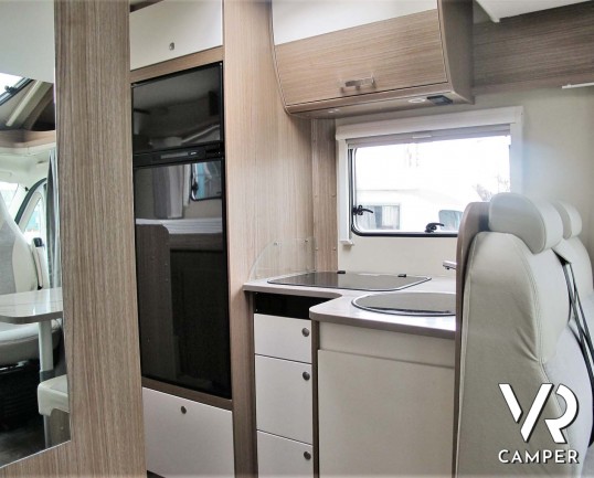 Carado T 448 - camper semintegrale ex-noleggio con letti gemelli posteriori e letto basculante ampio, bagno e doccia separati. In vendita da Italia VR
