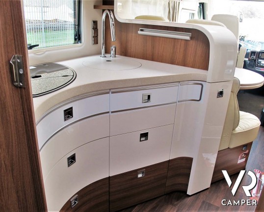 Carthago Chic e-line I 51 QB: camper nuovo motorhome modello 2021, 4 posti letto. Su Fiat Ducato 178 CV con cambio automatico, telaio ribassato AL-KO.
