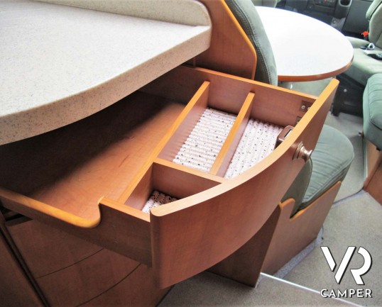 Carthago Chic I 47 - camper motorhome usato 4 posti letto, con letto matrimoniale, dotato di antenna satellitare automatica, tv, veranda, gancio di tr