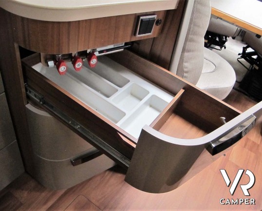 Hymer B 594 PL - camper usato motorhome 4 posti, su Fiat Ducato 150 CV. In esposizione alla sede Italia VR in via Volta 29, Druento - Torino