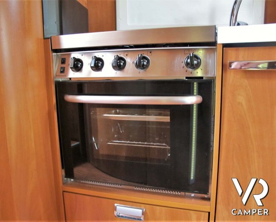 Laika Kreos 5009: camper semintegrale usato con garage, letti gemelli e basculante, 4 posti. Dotato di veranda, antenna satellitare, inverter, portamo