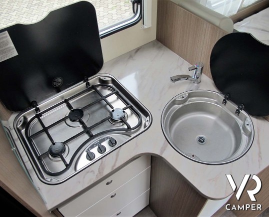 Carado T 448 - camper semintegrale ex-noleggio con letti gemelli posteriori e letto basculante ampio, bagno e doccia separati. In vendita da Italia VR