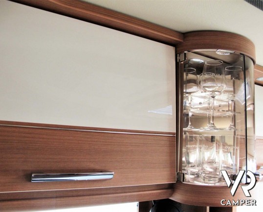 Carthago Chic C-Line I 4.2 DB - camper motorhome nuovo, con letto matrimoniale trasversale e letto basculante elettrico, garage, pacchetto Super. In v