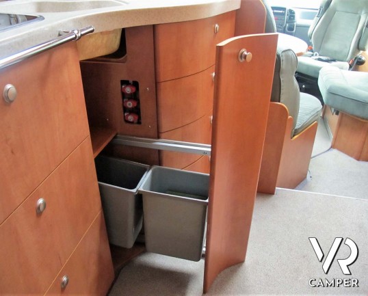 Carthago Chic I 47 - camper motorhome usato 4 posti letto, con letto matrimoniale, dotato di antenna satellitare automatica, tv, veranda, gancio di tr