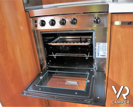 Laika Kreos 5009: camper semintegrale usato con garage, letti gemelli e basculante, 4 posti. Dotato di veranda, antenna satellitare, inverter, portamo