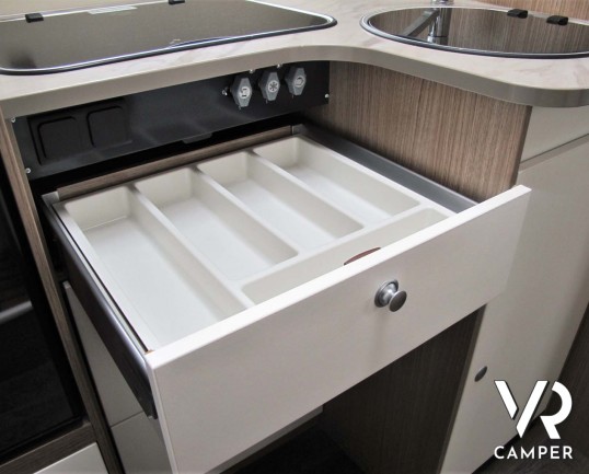 Carado T 448 - camper semintegrale ex-noleggio con letti gemelli posteriori e letto basculante ampio, bagno e doccia separati. In vendita da Italia VR