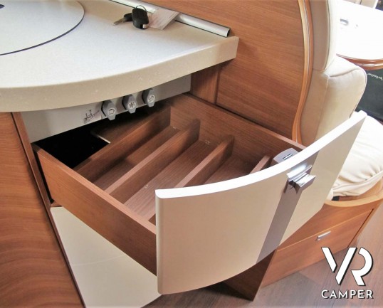 Carthago Chic C-Line I 4.2 DB - camper motorhome nuovo, con letto matrimoniale trasversale e letto basculante elettrico, garage, pacchetto Super. In v