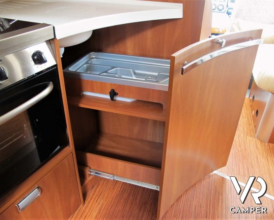 Laika Kreos 5009: camper semintegrale usato con garage, letti gemelli e basculante, 4 posti. Dotato di veranda, antenna satellitare, inverter, portamo