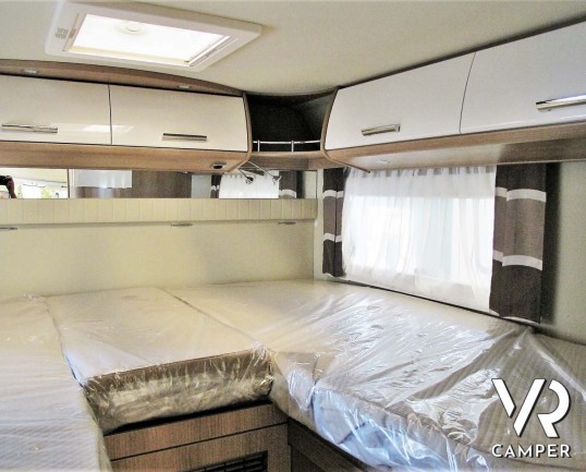 Carthago C-Tourer I 143 LE: camper nuovo motorhome con letti gemelli e letto basculante, tappezzeria Malaga, mobilio Casablanca, garage doppio portell