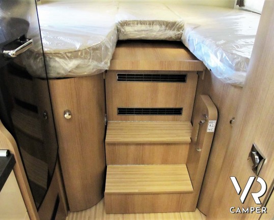 Carthago C-Tourer I 143 LE: camper nuovo motorhome con letti gemelli e letto basculante, tappezzeria Malaga, mobilio Casablanca, garage doppio portell