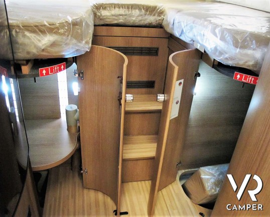 Carthago C-Tourer I 143 LE: camper nuovo motorhome con letti gemelli e letto basculante, tappezzeria Malaga, mobilio Casablanca, garage doppio portell