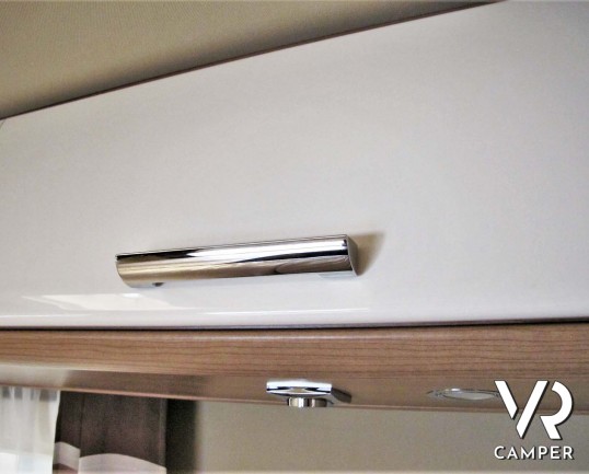 Carthago C-Tourer I 143 LE: camper nuovo motorhome con letti gemelli e letto basculante, tappezzeria Malaga, mobilio Casablanca, garage doppio portell